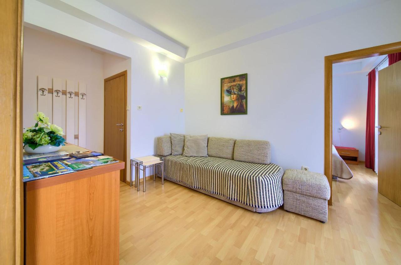 Apartments Jele Malinska Exterior foto