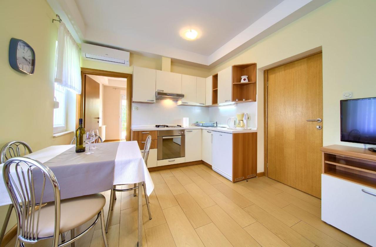 Apartments Jele Malinska Exterior foto